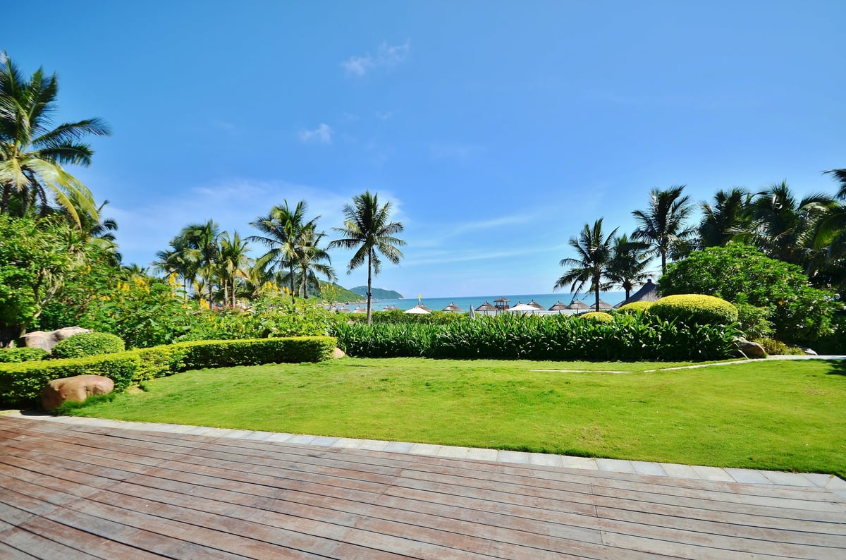 Beautifully manicured lawn with trimmed hedges in Tamarac